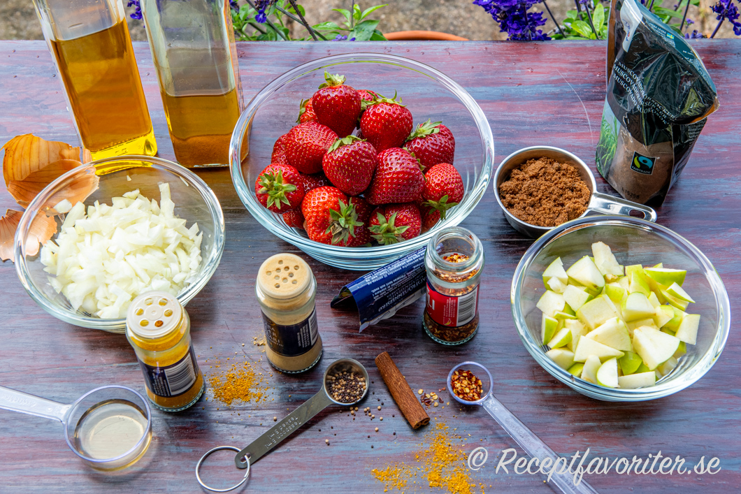 Ingredienser till jordubbschutney Ingredienser till jordubbschutney