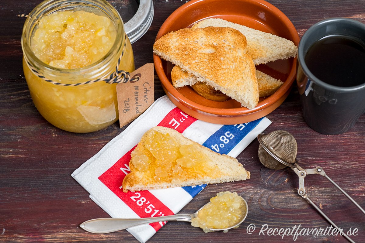 Citronmarmelad är gott som på bilden på rostbröd med smör eller till tebjudning med scones, smör och ost. 