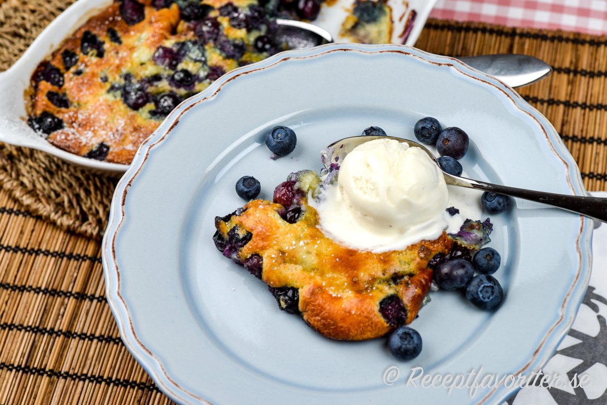 Clafoutis är god att servera varm med vaniljglass på toppen samt färska blåbär runt. Clafoutis är god att servera varm med vaniljglass på toppen samt färska blåbär runt.