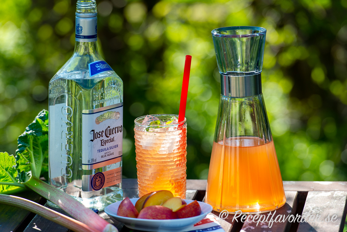 Rabarbercocktail blandad med rabarberbål, ljus tequila, is och mynta. Rabarbercocktail blandad med rabarberbål, ljus tequila, is och mynta.
