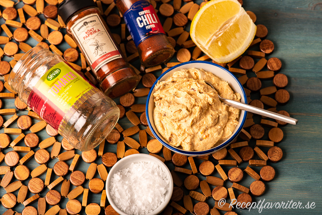 Crème fraichesås med smakrika soltorkade tomater med ingredienser vid sidan Crème fraichesås med smakrika soltorkade tomater med ingredienser vid sidan