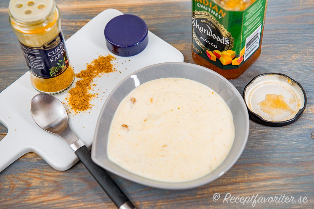 Lättlagad sås med curry och mango chutney Lättlagad sås med curry och mango chutney