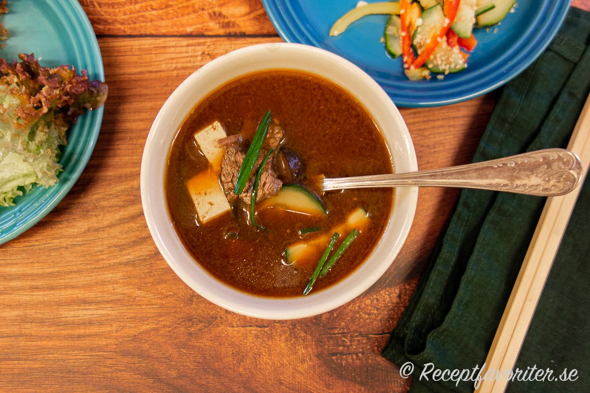 Doenjang jjigae koreansk soppa med sojabönspasta påminner om misosoppa fast med koreanska smaker. 