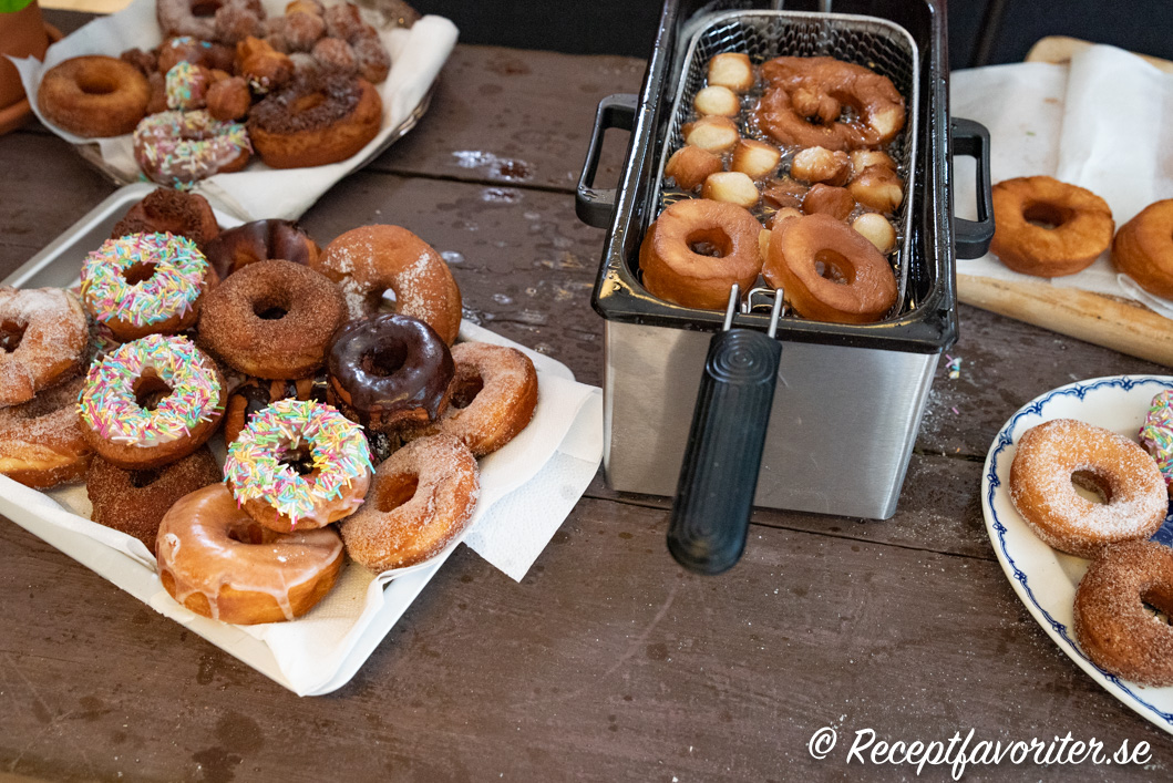 Munkar eller doughnuts som friteras Munkar eller doughnuts som friteras