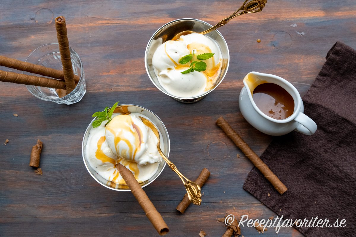 Vaniljglass serverad med salt kolasås, chokladrån och myntablad. Glassen har börjat smälta lite för mycket men det beror på att det tar tid att fotografera ibland :) 