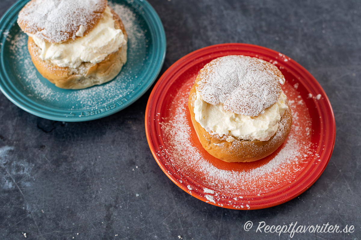 Semlor med köpta bullar och mandelmassefyllning går snabbt och enkelt - bara att vispa grädde och lägga ihop. Semlor med köpta bullar och mandelmassefyllning går snabbt och enkelt - bara att vispa grädde och lägga ihop.