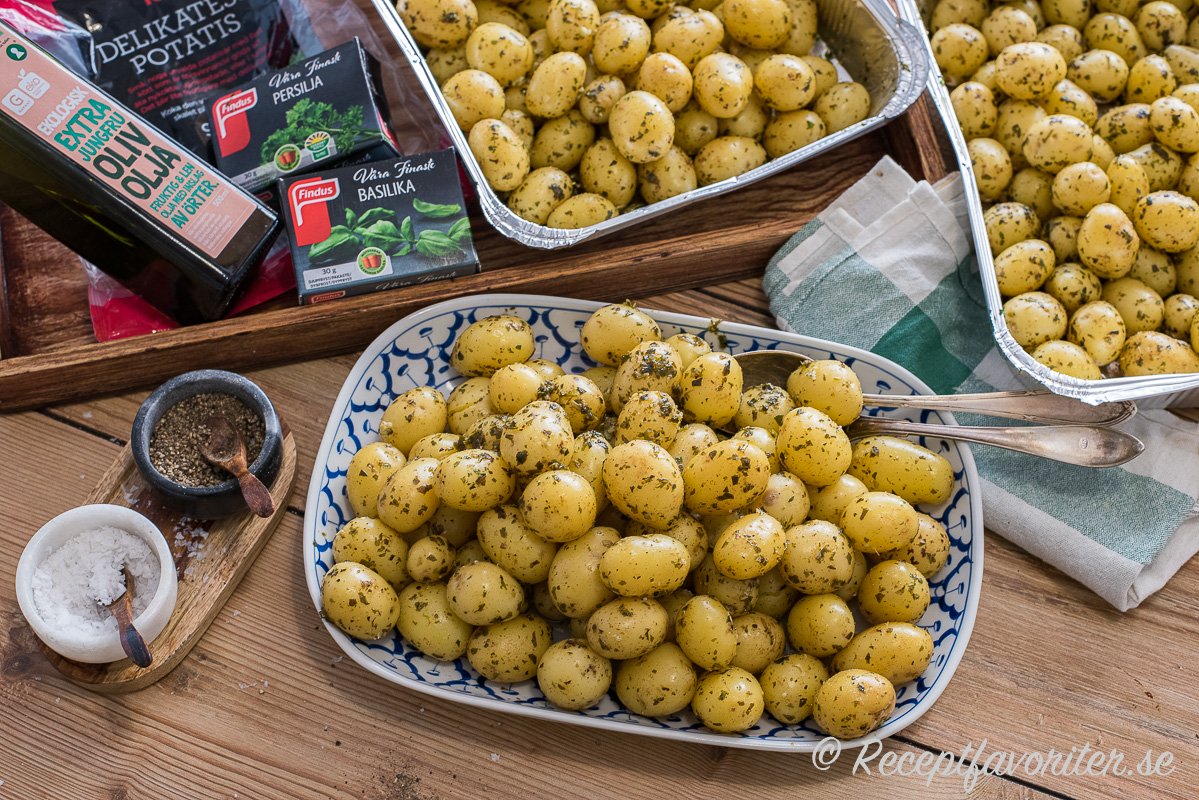 Delikatesspotatis med fint skal som ej behövs skalas, god olivolja, frysta hackad örter och så lite flingsalt blir ett enkelt men gott potatistillbehör till festen. Delikatesspotatis med fint skal som ej behövs skalas, god olivolja, frysta hackad örter och så lite flingsalt blir ett enkelt men gott potatistillbehör till festen.