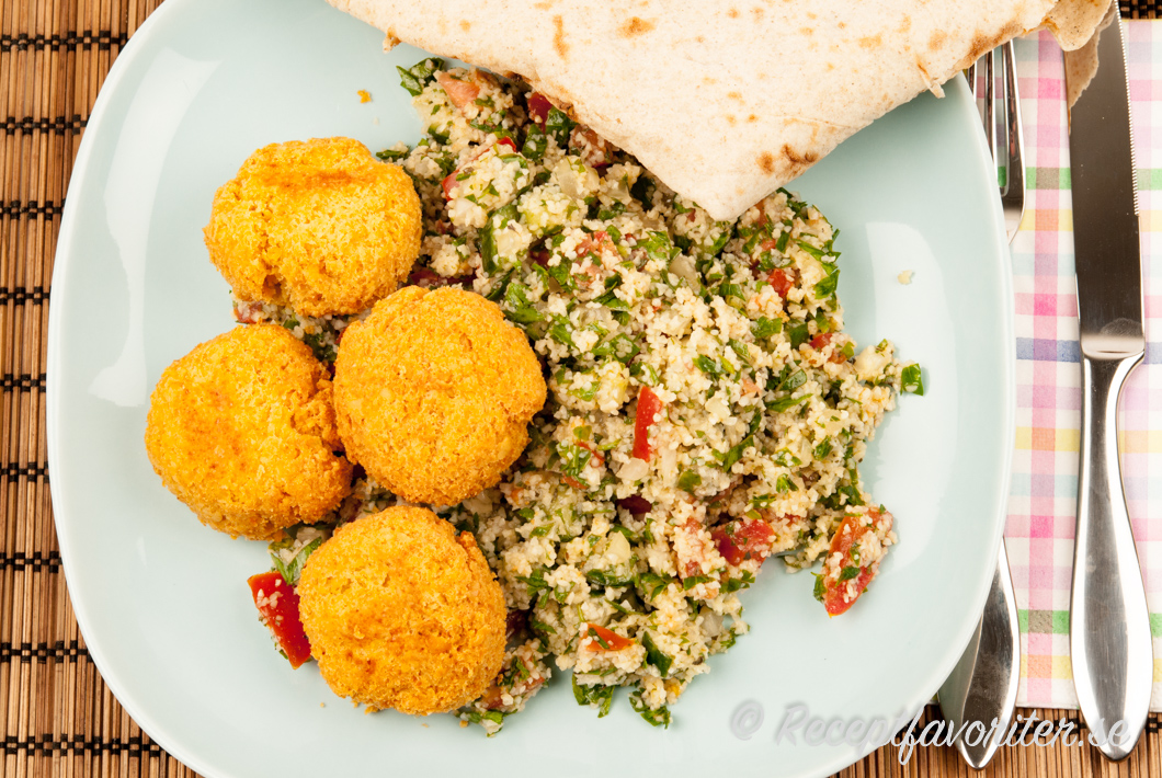 Falafel med tabbouleh och libabröd Falafel med tabbouleh och libabröd