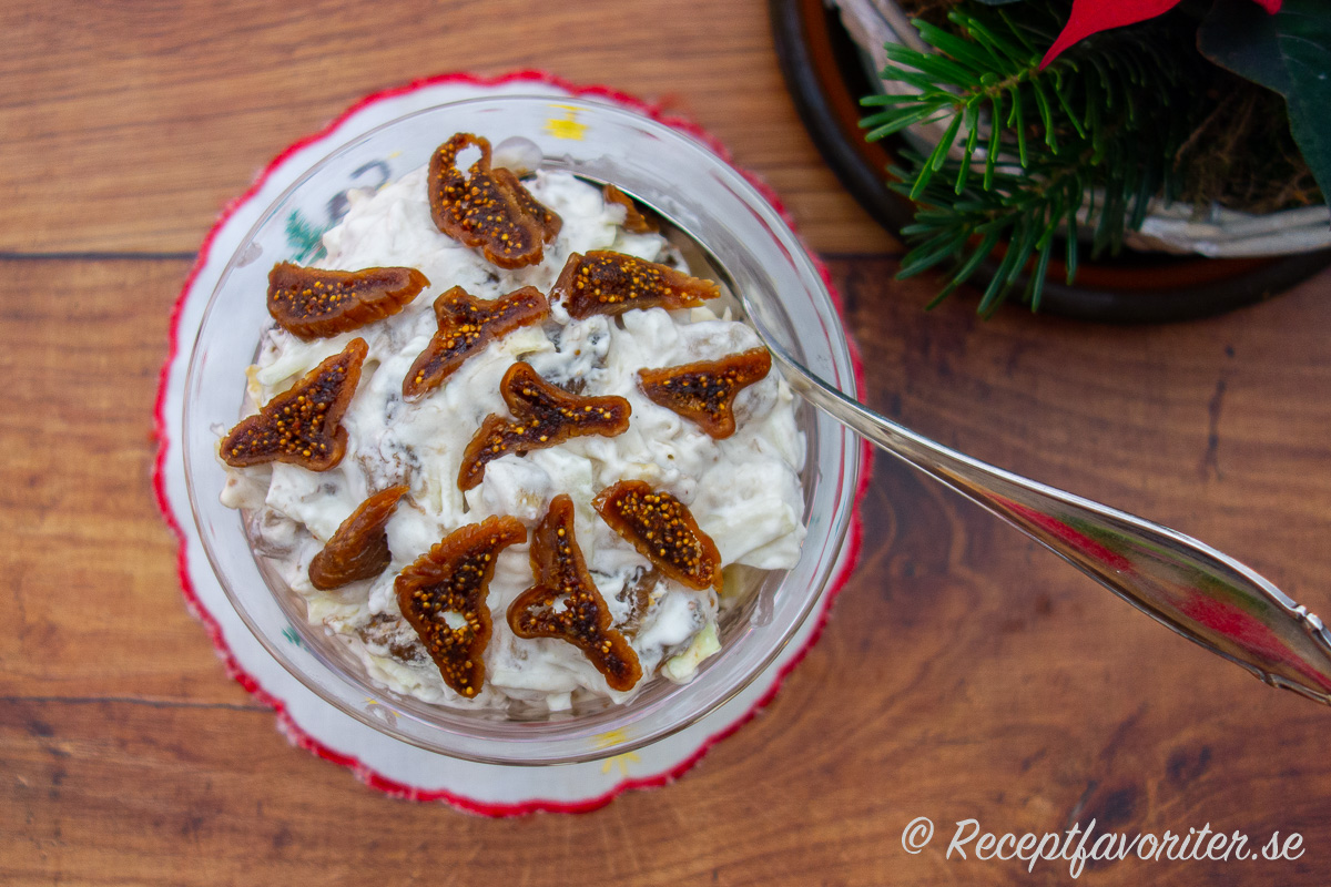 Krämig kall fikonsallad med "soft" fikon, banan, vitkål och vispad grädde som passar till julbordets varma rätter - speciellt köttbullar och revben. 
