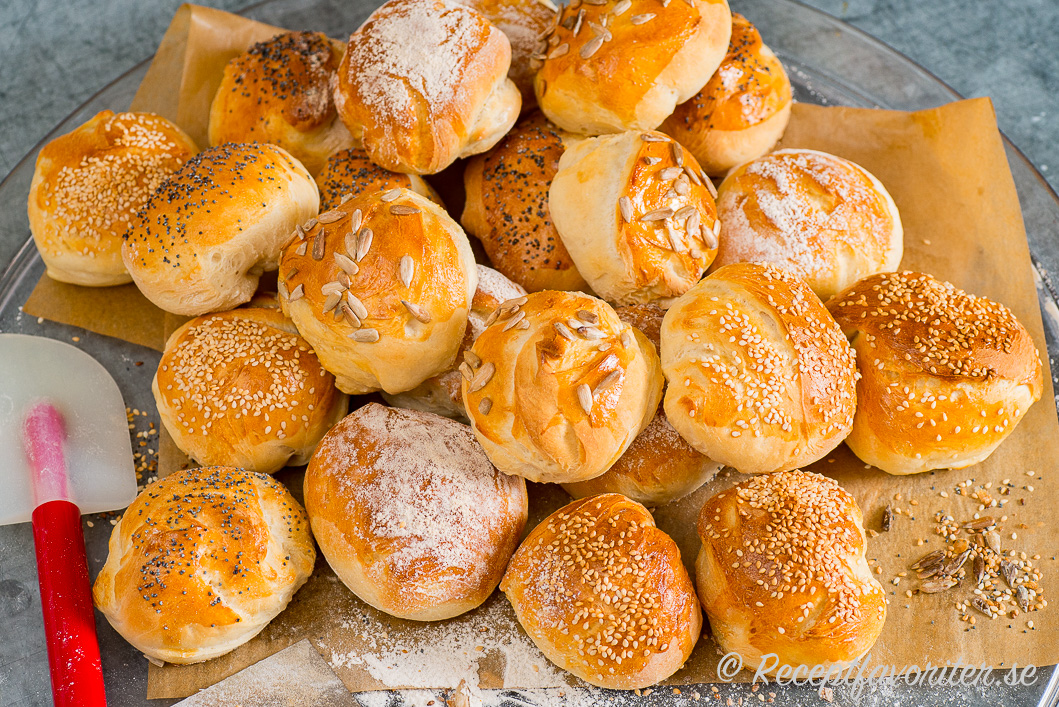 Frukostbullar eller frukostfrallor garnerade med blandade frön Frukostbullar eller frukostfrallor garnerade med blandade frön
