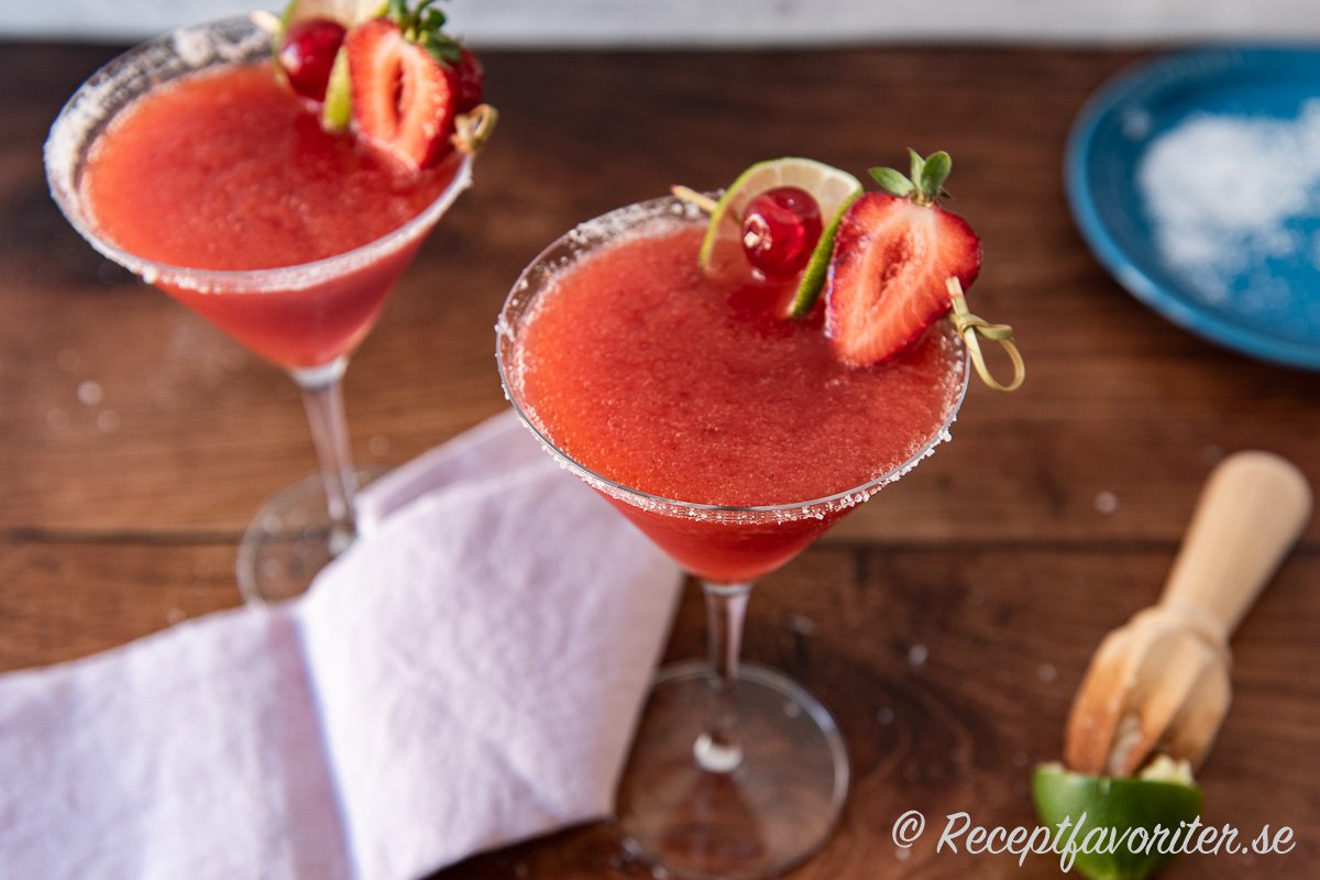 På maragarita brukar man göra en saltrand på glaset men jag tycker det är valfritt på denna variant med jordgubbar. 