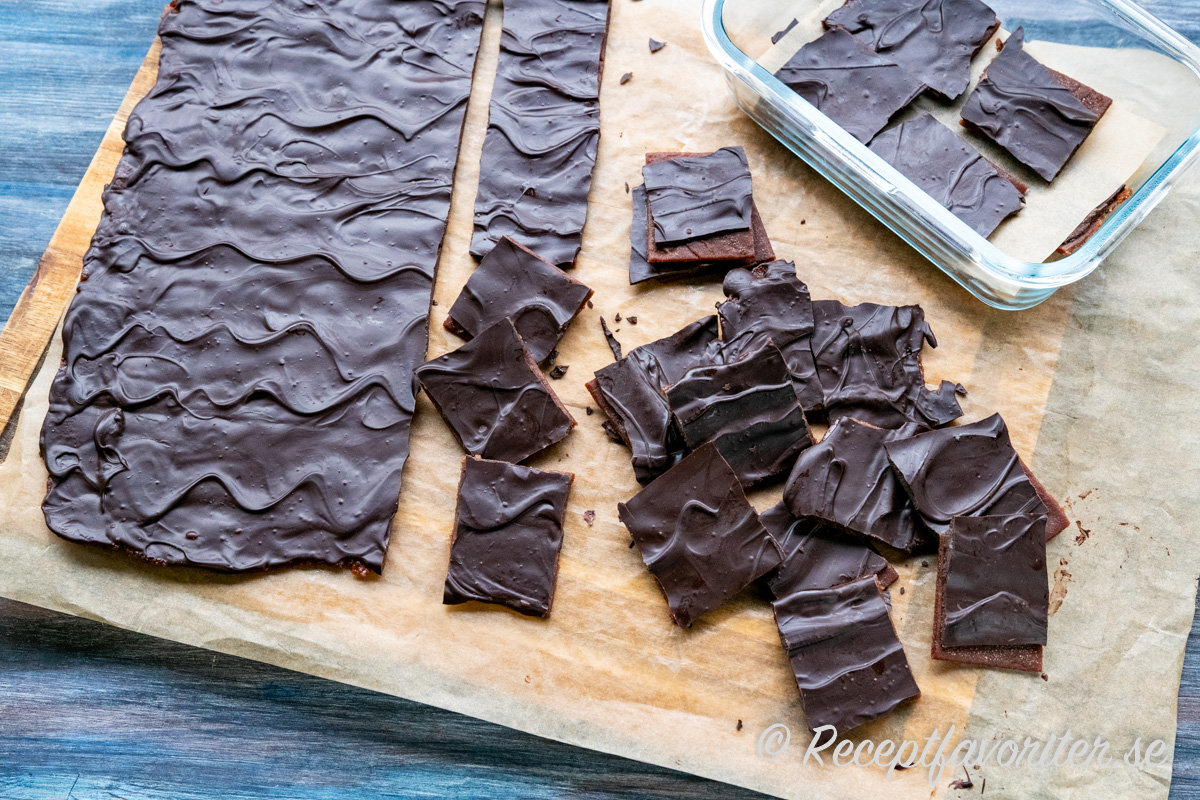 Rutor med fudge toppad med smält choklad. Rutor med fudge toppad med smält choklad.