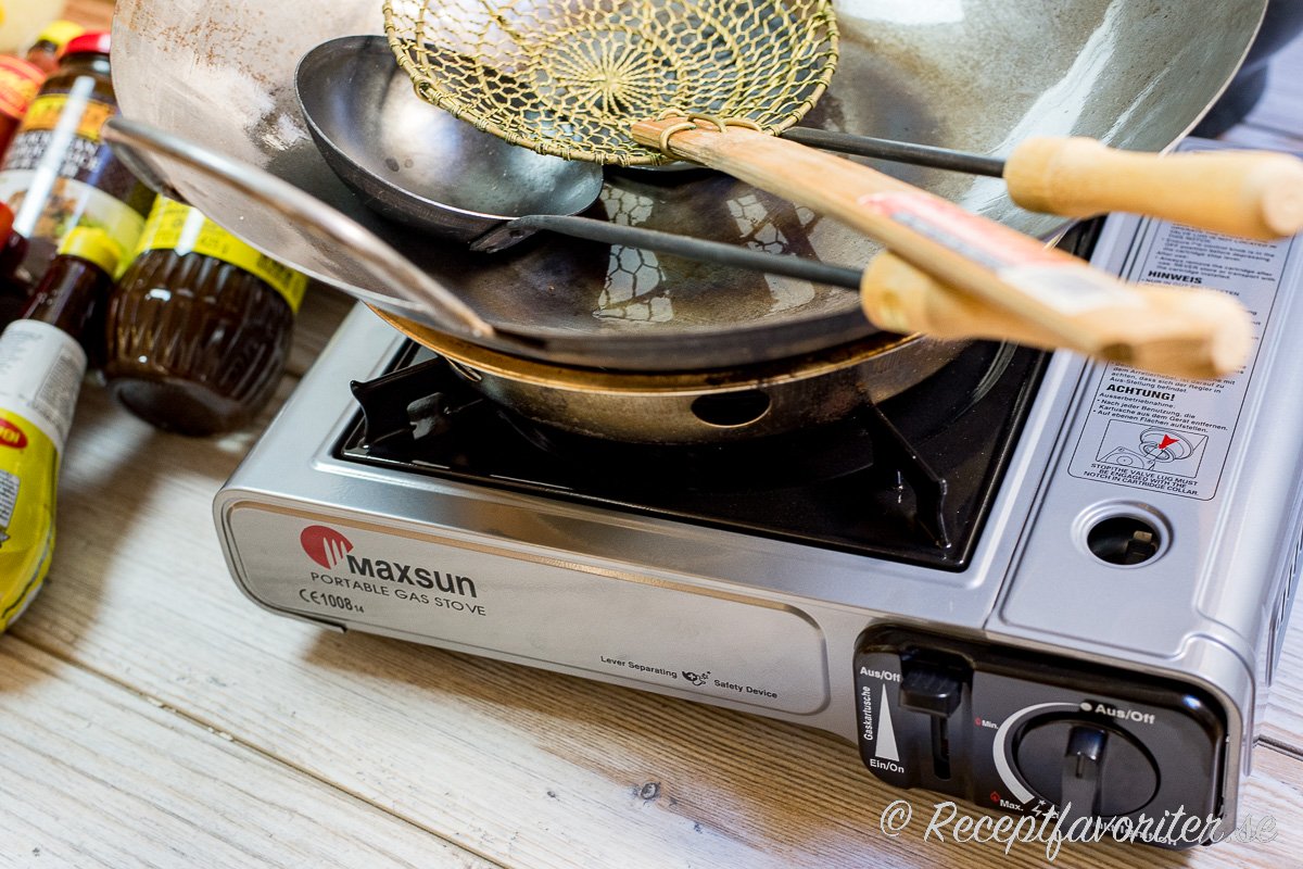 Wok i rostfritt är bra för gasspisar. Det finns wokar med teflon och flat botten för elspis också. Det viktigaste är att woken är riktigt varm - maten ska lagas snabbt. 