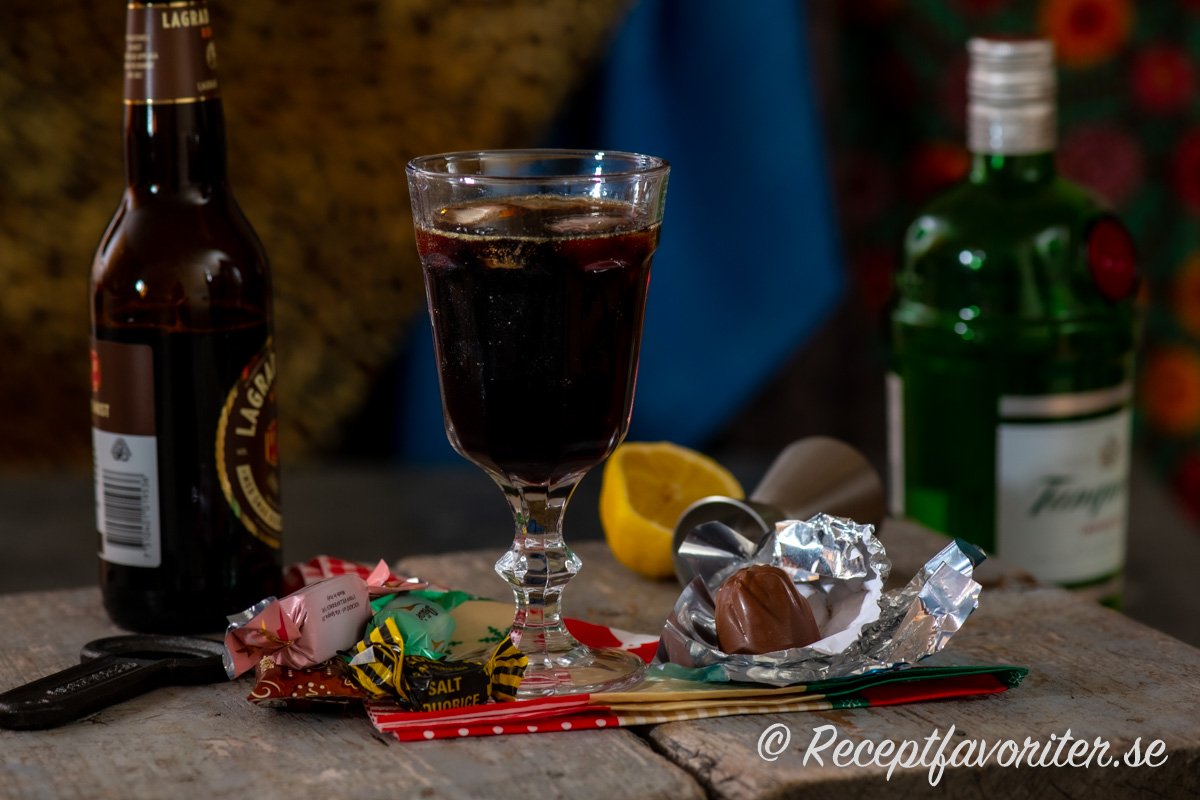 Gin och julmust serverad med is och godis. Gin och julmust serverad med is och godis.