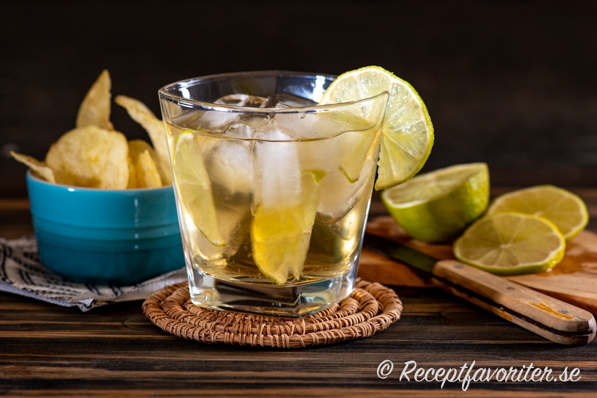 Ginger Joy är en enkel och lättgjord whiskydrink med Ginger Ale, is och lime. Ginger Joy är en enkel och lättgjord whiskydrink med Ginger Ale, is och lime.
