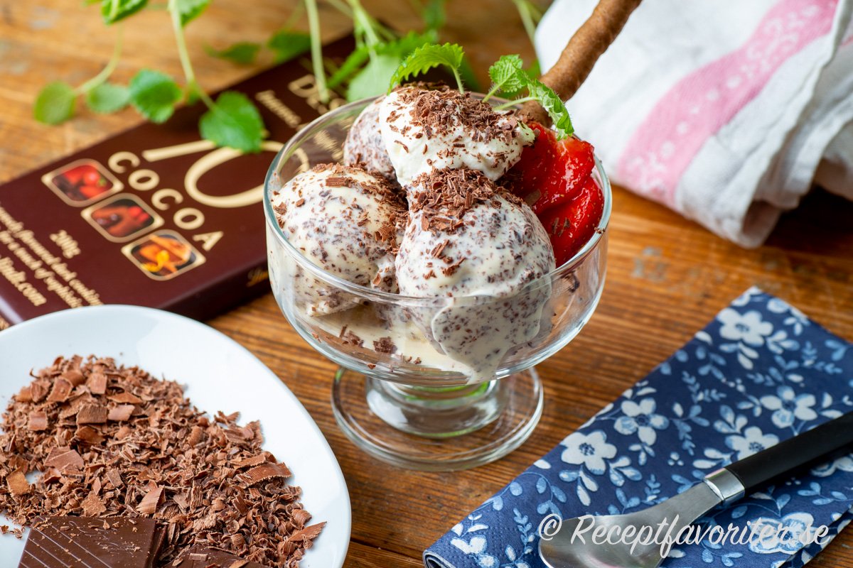 Bjud på hemgjord glass med massor av hackad eller riven choklad. 