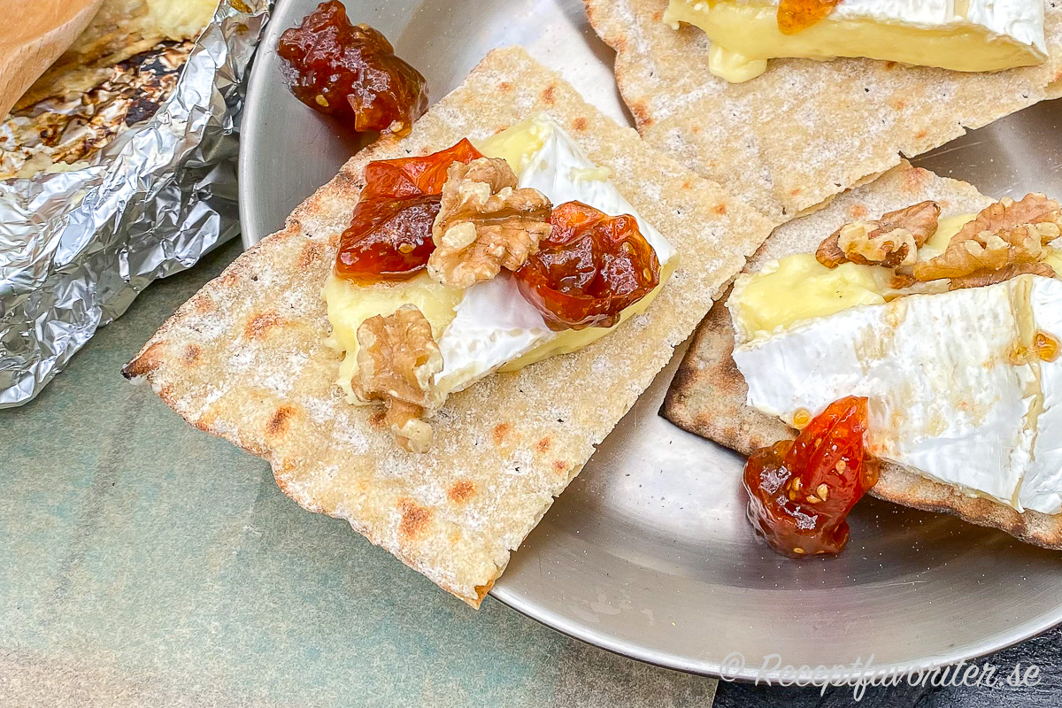 Grillad smält Brieost på knapriga tunnbröd med söt tomatmarmelad och rostade nötter. Enkelt och gott som tilltugg, förrätt eller osträtt vid grillen. Grillad smält Brieost på knapriga tunnbröd med söt tomatmarmelad och rostade nötter. Enkelt och gott som tilltugg, förrätt eller osträtt vid grillen.