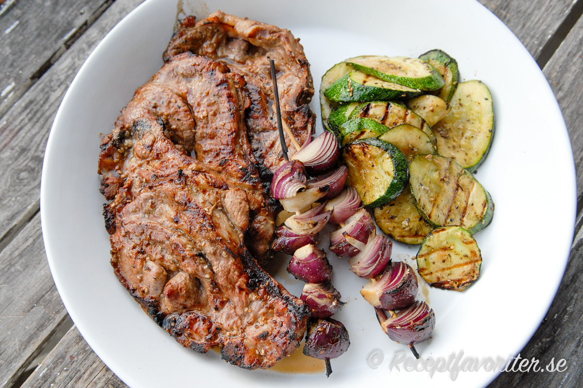 Fläskkarré eller grishals passar mycket bra att grilla då det håller sig saftigt även när det är väl grillat. Fläskkarré eller grishals passar mycket bra att grilla då det håller sig saftigt även när det är väl grillat.