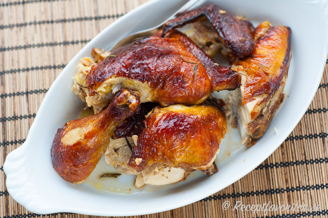 Kyckling kan du grilla hel, i halvor eller i bitar. Dela kycklingen till servering. 