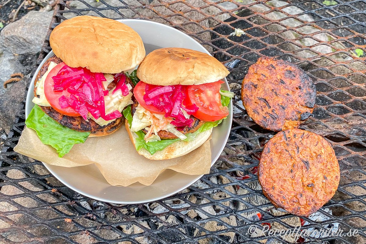 Köpta sojaburgare får god smak på grillen med krämig coleslaw, lite ketchup, sötsur och salt picklad rödlök, krispig romansallad samt tomat mellan lätt grillade hamburgerbröd. Köpta sojaburgare får god smak på grillen med krämig coleslaw, lite ketchup, sötsur och salt picklad rödlök, krispig romansallad samt tomat mellan lätt grillade hamburgerbröd.