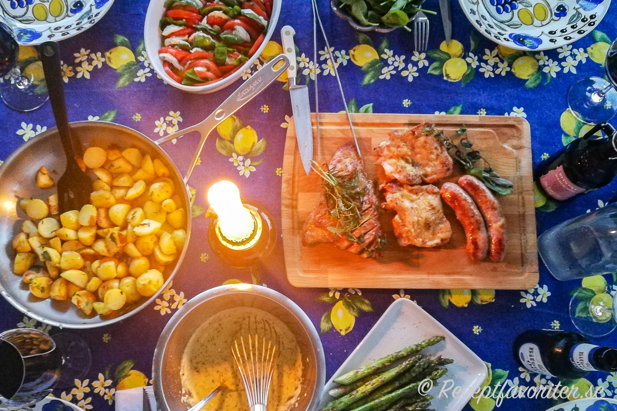 Ett förslag på middag med grillat till midsommar: stek upp rester på kokt färskpotatis i smör; Bearnaisesås; grillad grön sparris; tomatsallad caprese med mozzarella och basilika; grillad pluma, urbenat kycklingbröst samt salsiccia råkorv. Ett förslag på middag med grillat till midsommar: stek upp rester på kokt färskpotatis i smör; Bearnaisesås; grillad grön sparris; tomatsallad caprese med mozzarella och basilika; grillad pluma, urbenat kycklingbröst samt salsiccia råkorv.