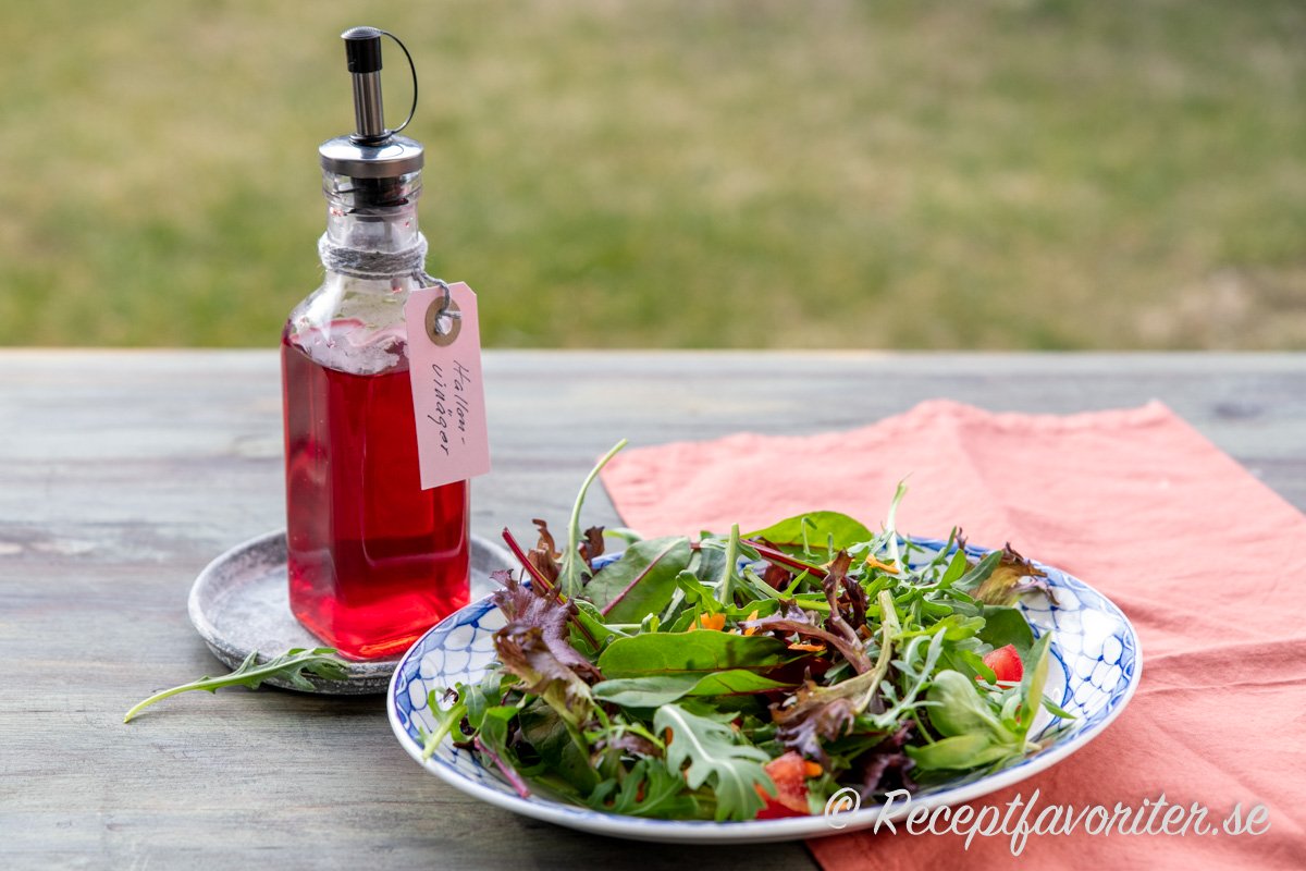 Hallonvinäger blir vackert röd och får en aromatisk smak av hallon som passar utmärkt till grönsallad och vinägrett. Hallonvinäger blir vackert röd och får en aromatisk smak av hallon som passar utmärkt till grönsallad och vinägrett.