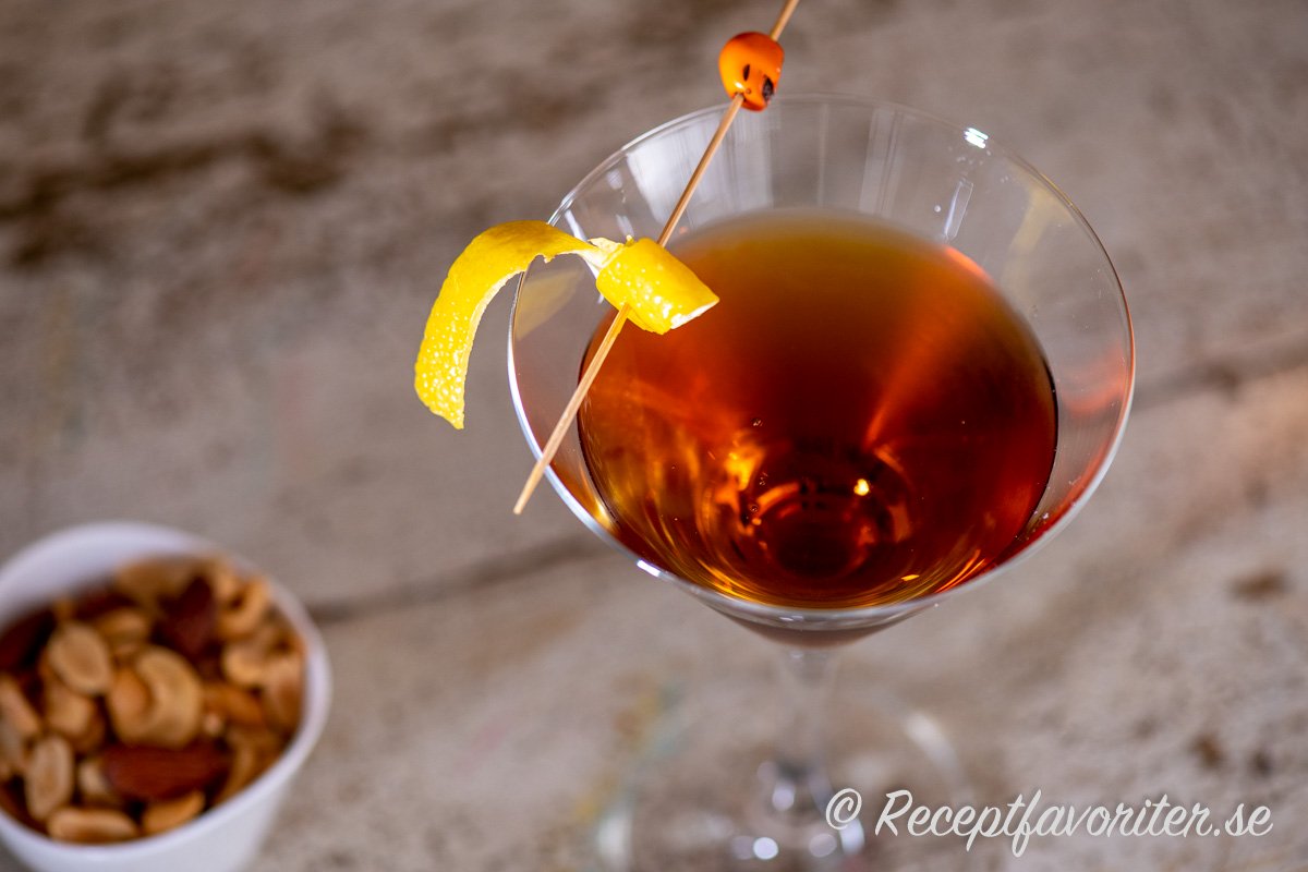 Garnera gärna drinken med en bit twistat citronskal eller torkad citrus. Garnera gärna drinken med en bit twistat citronskal eller torkad citrus.