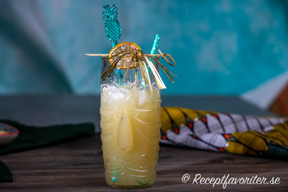 Havana Beach cocktail i tiki-glas med garnering Havana Beach cocktail i tiki-glas med garnering