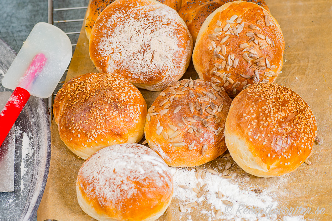 Nybakta hamburgerbröd på bakplåt Nybakta hamburgerbröd på bakplåt