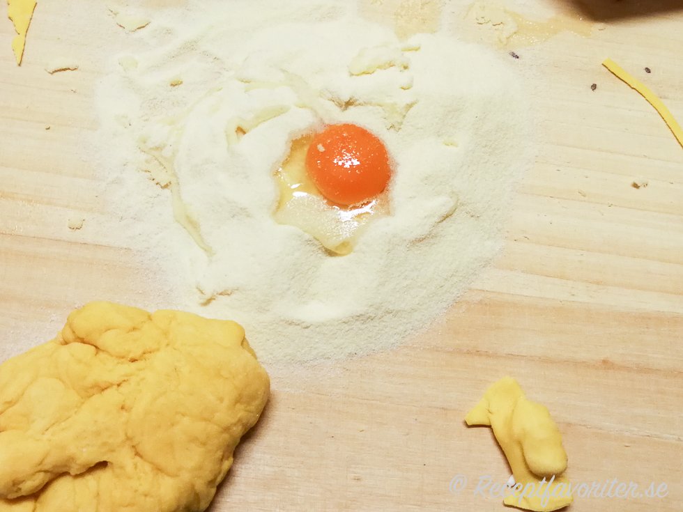 Vetemjöl och durumvetemjöl - hälften av varje - forma en hög med en grop. Knäck i ägg, vispa sönder ägget, rör ihop med mjölet och tillsätt lite vatten och knåda ihop till en smidig pastadeg. 