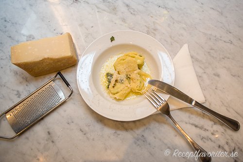 Lär dig laga hemgjord pasta som tortelloni, tortellini, ravioli, tagliateller och annat gott. Lär dig laga hemgjord pasta som tortelloni, tortellini, ravioli, tagliateller och annat gott.