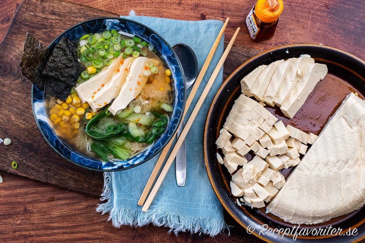 Tofun kan du ha till många rätter. Ovan i misoramen. Förbered gärna någon dag innan. Förvara i kylen några dagar. Eller frys in och tina i kylen. 