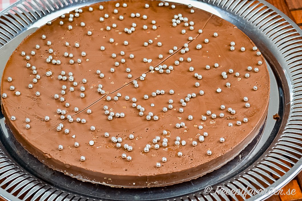 En paj med ischoklad och Digestivebotten samt silverkulor som garnering. En paj med ischoklad och Digestivebotten samt silverkulor som garnering.