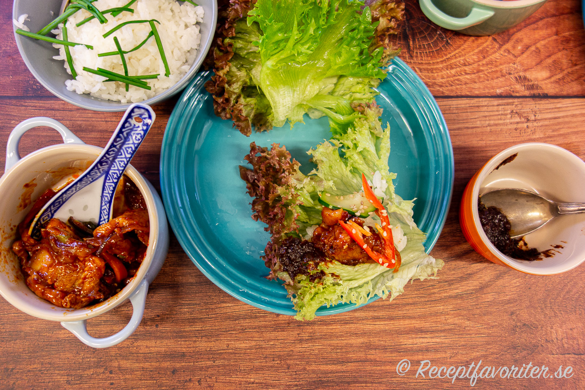 Fläsket passar att slå in i salladsblad med ris och samjang koreansk röra till små mumsbitar. 