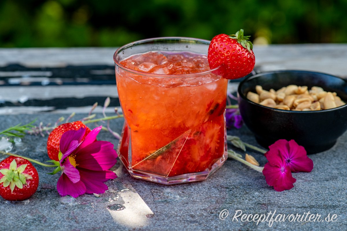 Drinken kallas smash för att man mosar eller mortlar jordgubbarna. Servera förslagsvis i ett lågt drinkglass som cobbler eller whiskyglas.