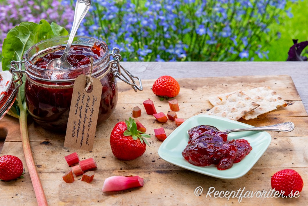 Jordgubbs- och rabarbermarmelad med balsamvinäger och rött vin i burk och på fat. Jordgubbs- och rabarbermarmelad med balsamvinäger och rött vin i burk och på fat.