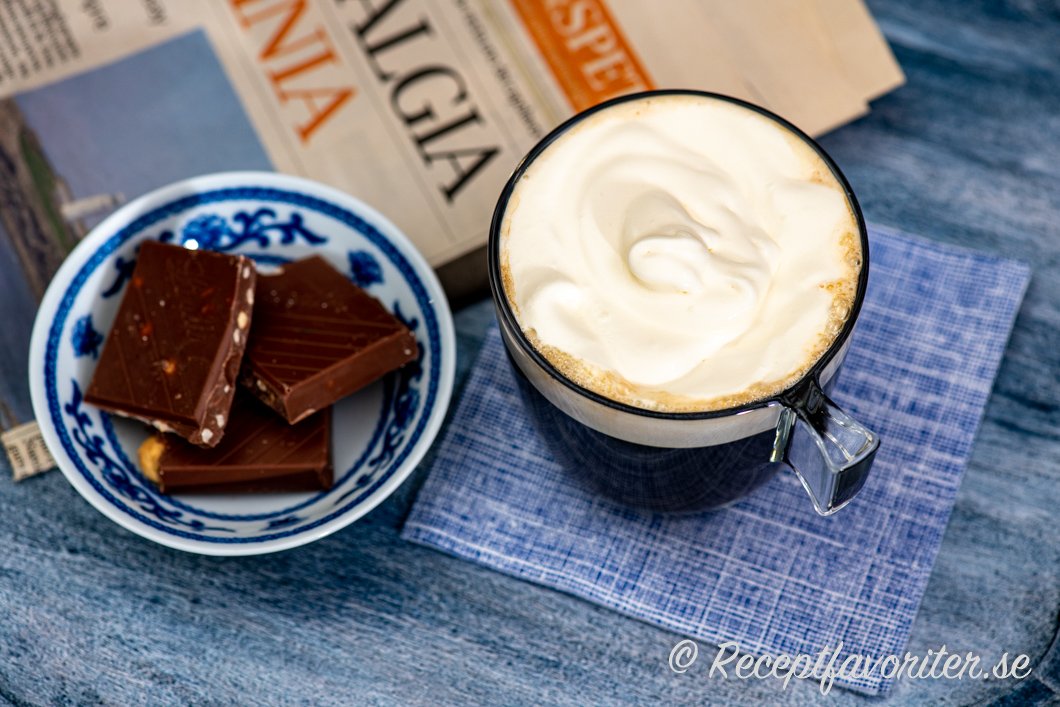 En krämig Kaffe Amaretto med lättvispad grädde och nötchoklad till. En krämig Kaffe Amaretto med lättvispad grädde och nötchoklad till.