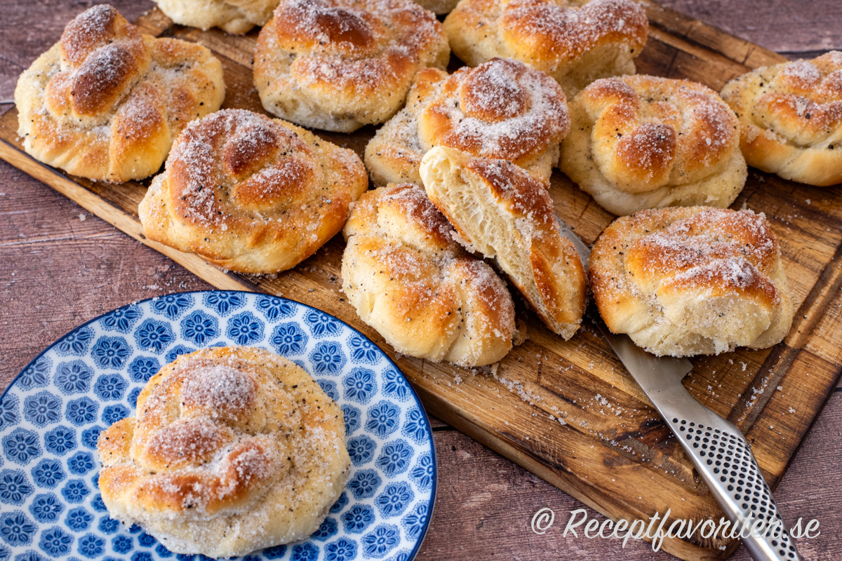 Gillar du bullar, smör, nystött kardemumma och knaprigt socker så är dessa bullar för dig. Gillar du bullar, smör, nystött kardemumma och knaprigt socker så är dessa bullar för dig.