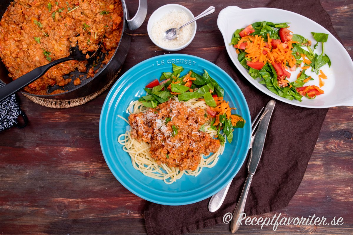 Köttfärssås med älgfärs, pasta, riven parmesan och sallad. Köttfärssås med älgfärs, pasta, riven parmesan och sallad.