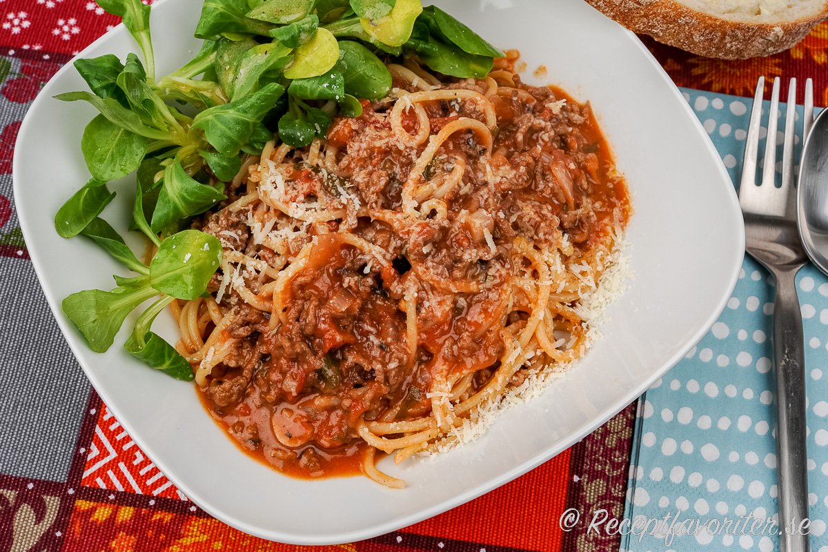 Köttfärssåsen är god med kokt pasta som spagetti samt en grönsallad till. 