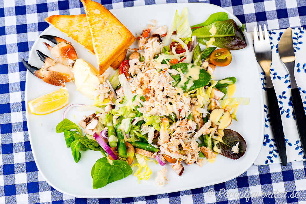Krabbsallad serverad med tillbehör Krabbsallad serverad med tillbehör