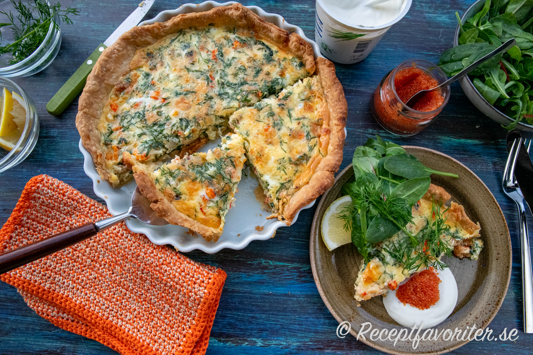 Kräftpaj serverad med tillbehör som gräddfil, rom och grönsallad. Kräftpaj serverad med tillbehör som gräddfil, rom och grönsallad.