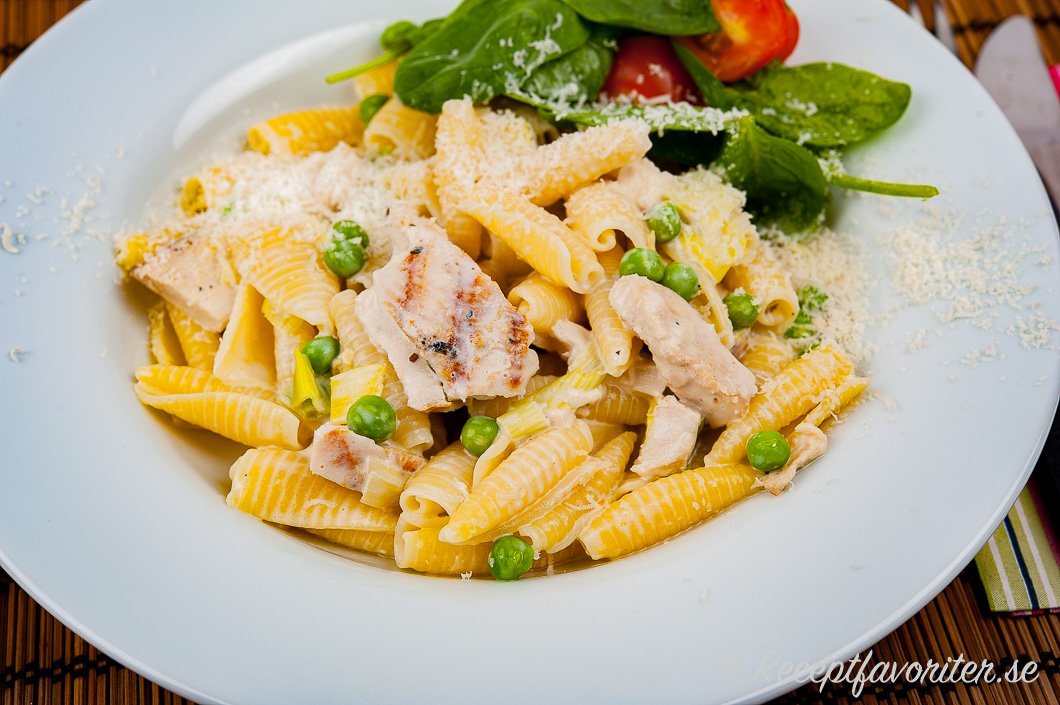 Kycklingfilé med pasta i krämig sås Kycklingfilé med pasta i krämig sås
