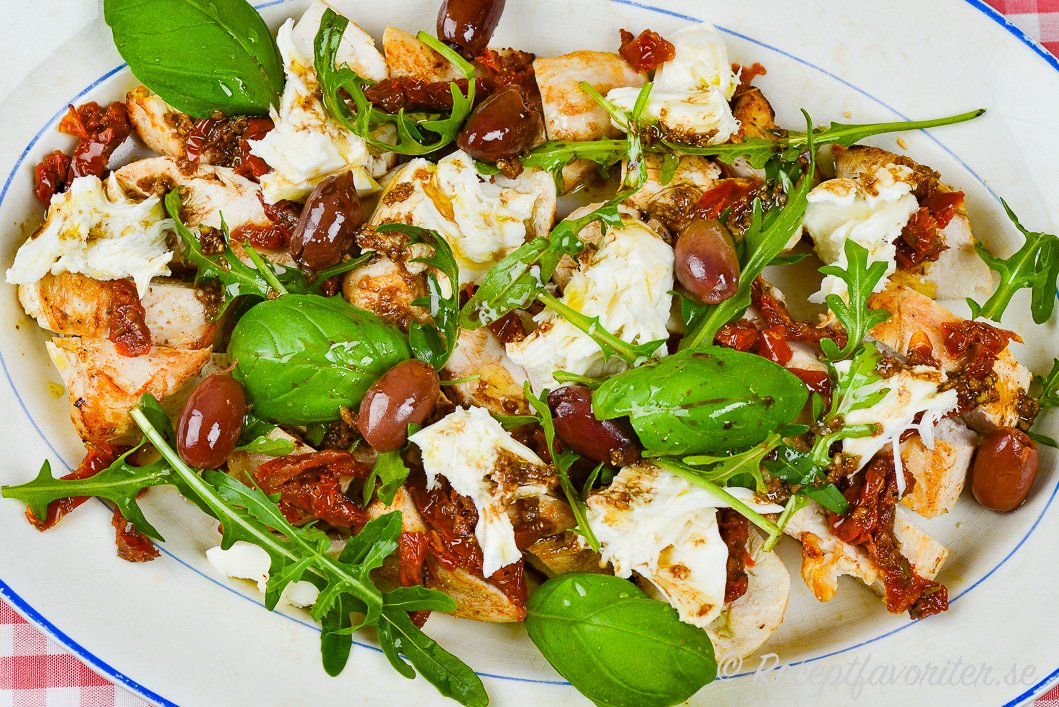 En slags kycklingsallad med soltorkad tomat, ruccola, färsk basilika och mozzarella samt oliver. En slags kycklingsallad med soltorkad tomat, ruccola, färsk basilika och mozzarella samt oliver.