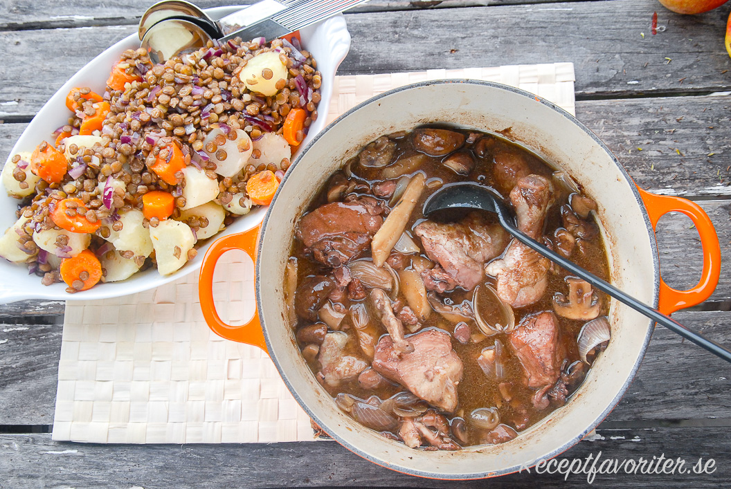 Kycklinggrytan serverad med kokt potatis samt morot blandat med linser. Kycklinggrytan serverad med kokt potatis samt morot blandat med linser.