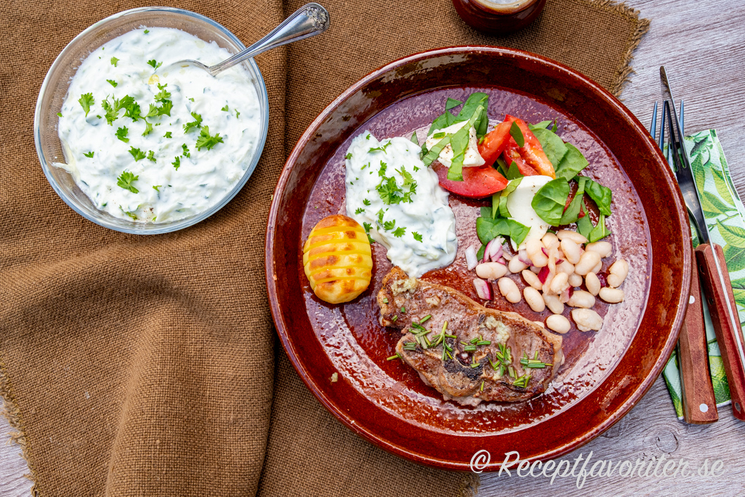 Zucchinzikin serverad med grillad lammkotlett, rostad färskpotatis hasselbacksstil; tomatsallad med mozzarella och basilika; marinerade vita bönor med rödlök. Zucchinzikin serverad med grillad lammkotlett, rostad färskpotatis hasselbacksstil; tomatsallad med mozzarella och basilika; marinerade vita bönor med rödlök.
