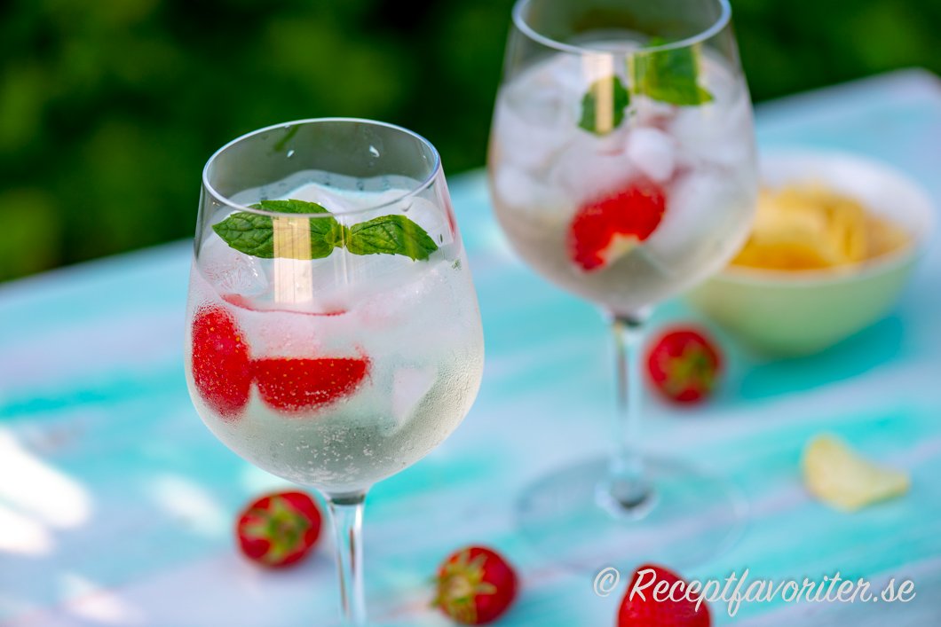 En cocktail eller drink med Lillet Blanc, tonic water, is, jordgubbar och mynta. En cocktail eller drink med Lillet Blanc, tonic water, is, jordgubbar och mynta.