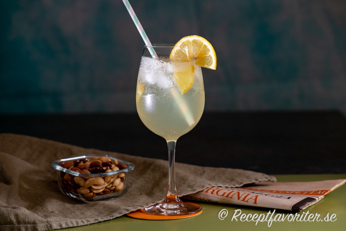 Limoncello Fizz serverad med rostade nötter