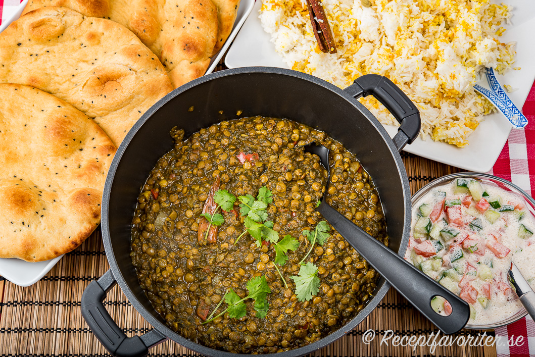 Linsgrytan serverad med förslag på tillbehör som naan-bröd; vegansk raita och basmatiris kokt med kanel, hel kardemumma samt gurkmeja. Linsgrytan serverad med förslag på tillbehör som naan-bröd; vegansk raita och basmatiris kokt med kanel, hel kardemumma samt gurkmeja.