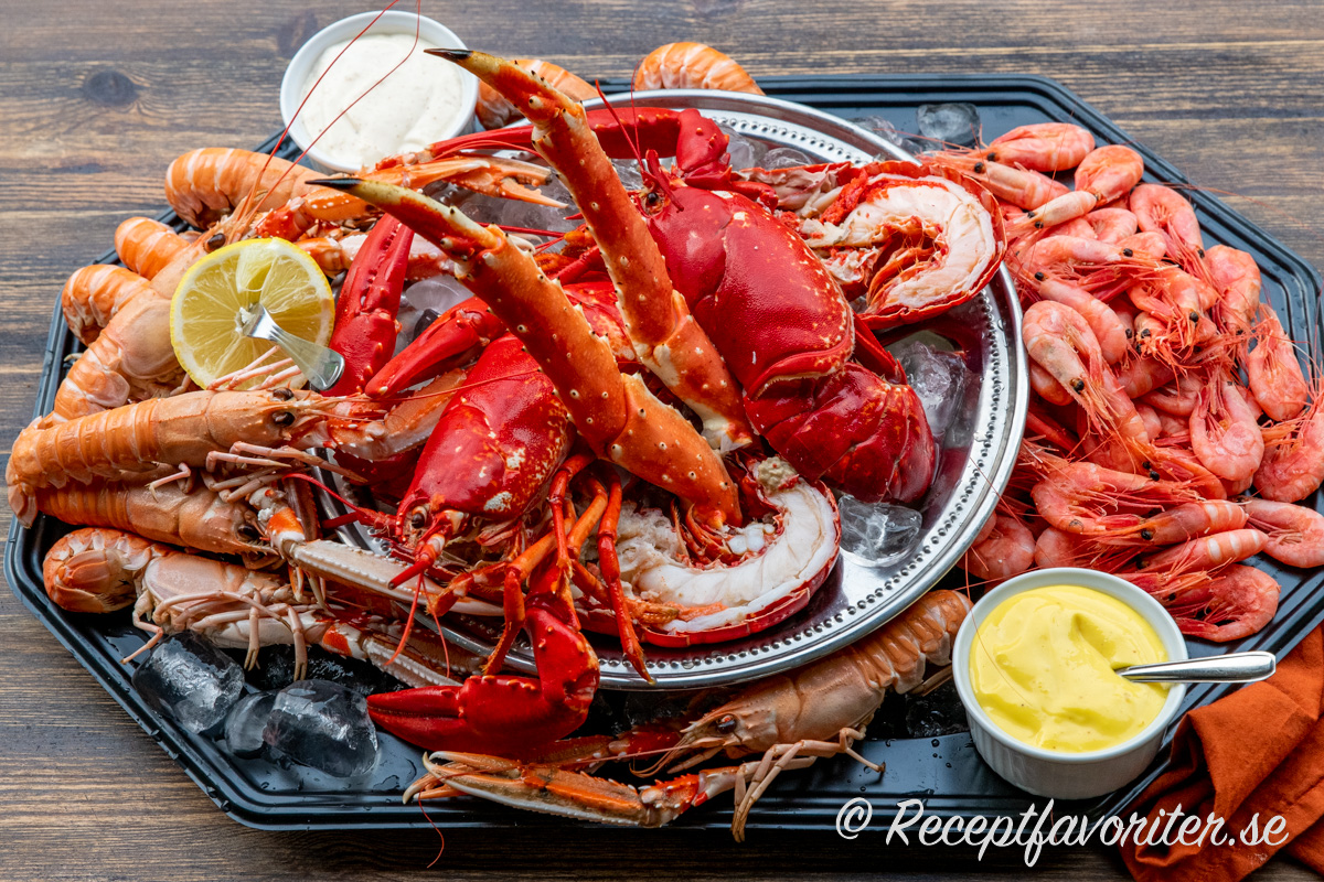Skaldjursfat med lyxig hummer, King Crab, räkor och havskräftor samt citron och vitlöksmajonnäs. Skaldjursfat med lyxig hummer, King Crab, räkor och havskräftor samt citron och vitlöksmajonnäs.